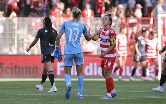Torwart Merle Frohms klatscht ab mit Lisa Heiseler nach Spielende Fußball Fussball Testspiel Frauen Damen Bundesliga Saison 2025 2026 17.08.2025 1.FC Union Berlin vs Real Madrid CF DFL regulations prohibit any use of photographs as image sequences and or quasi-video