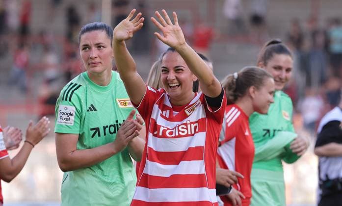Athanasia Moraitou winkt zu den Fans Aktion Oberkörper Fußball Fussball Testspiel Frauen Damen Bundesliga Saison 2025 2026 17.08.2025 1.FC Union Berlin vs Real Madrid CF DFL regulations prohibit any use of photographs as image sequences and or quasi-video