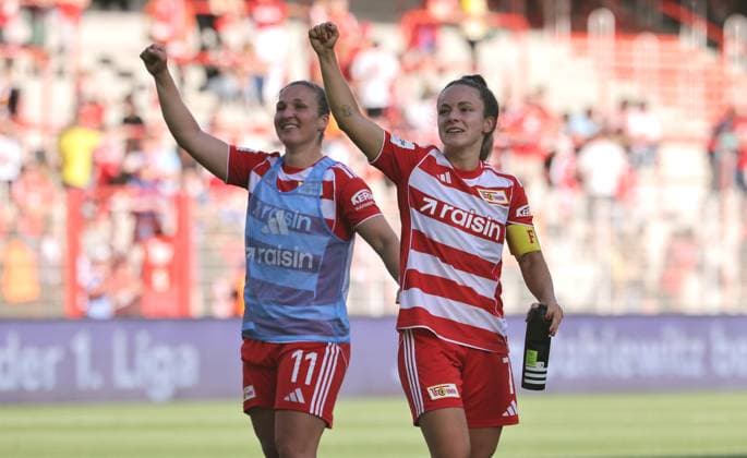Dina Orschmann, Lisa Heiseler, Eisern Union zu den Fans Fußball Fussball Testspiel Frauen Damen Bundesliga Saison 2025 2026 17.08.2025 1.FC Union Berlin vs Real Madrid CF DFL regulations prohibit any use of photographs as image sequences and or quasi-video