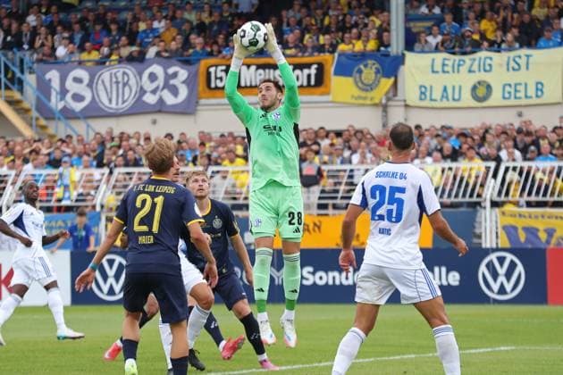 DFB-Pokal: 1. FC Lok Leipzig vs. FC Schalke 04, 17.08.25 Torwart Justin Heekeren (28, FC Schalke 04) fischt den Ball aus der Luft. Fußball, DFB-Pokal 2025 2026, 1. Runde: 1. FC Lok Leipzig vs. FC Schalke 04 am 17.08.25 im Bruno-Plache-Stadion, Leipzig. Copyright: xBEAUTIFULxSPORTS JanxKaeferx