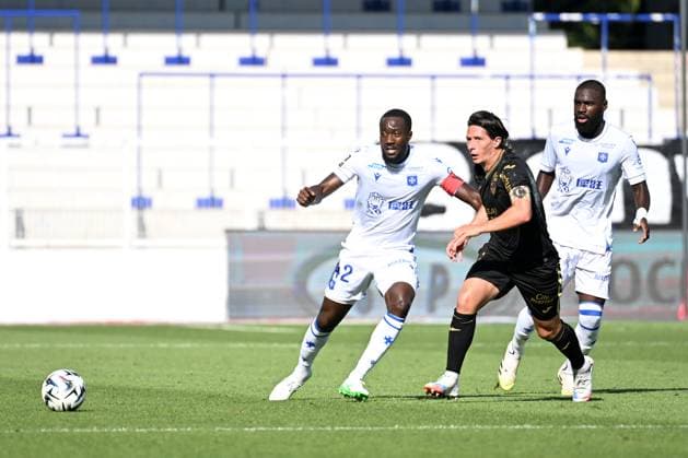 AJ Auxerre v FC Lorient - Ligue 1 McDonald s 2025 2026 42 Elisha OWUSU (aja) - 06 Laurent ABERGEL (fcl) - 10 Lassine SINAYOKO (aja) during the Ligue 1 McDonald s match between Auxerre and Lorient at Stade Abbe Deschamps on August 17, 2025 in Auxerre, France. Auxerre France  Copyright: xFEPx 776368634