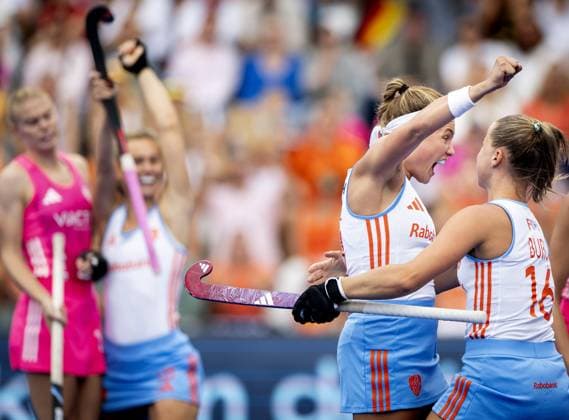 MONCHENGLADBACH - Pien Dicke of the Netherlands celebrates her 1-0 victory against Germany during the final between the Netherlands and Germany at the European Hockey Championship in the HockeyPark stadium. ANP SEM VAN DER WAL xVIxANPxSportx xxANPxIVx 533569605 originalFilename: 533569605.jpg