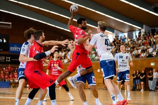 Bietigheim: HBL - 25 26 - DHB-Pokal - SG BBM Bietigheim - VfL Potsdam Djibril M™Bengue (Bietigheim), Dustin Kraus (Potsdam) Bietigheim-Bissingen Halle am Viadukt Baden-Württemberg Deutschland