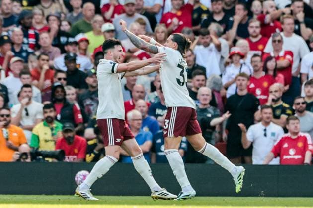 Premier League Manchester United, ManU v Arsenal Riccardo Calafiori celebrates his goal with teammates to make it 0-1 during the Premier League match Manchester United vs Arsenal at Old Trafford, Manchester, United Kingdom, 17th August 2025 (Photo by Mark Cosgrove News Images) Manchester Old Trafford Greater Manchester United Kingdom Copyright: xMarkxCosgrove NewsxImagesx