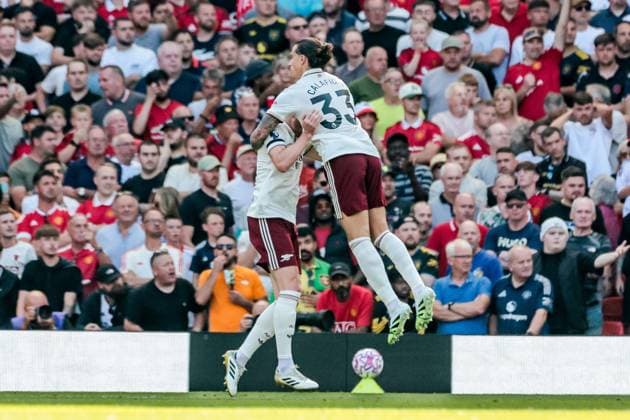Premier League Manchester United, ManU v Arsenal Riccardo Calafiori celebrates his goal with teammates to make it 0-1 during the Premier League match Manchester United vs Arsenal at Old Trafford, Manchester, United Kingdom, 17th August 2025 (Photo by Mark Cosgrove News Images) Manchester Old Trafford Greater Manchester United Kingdom Copyright: xMarkxCosgrove NewsxImagesx