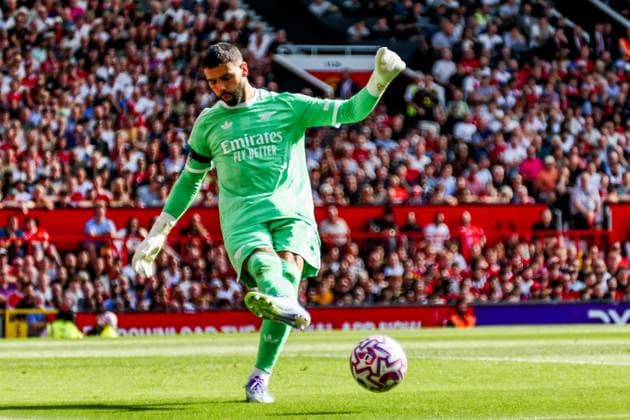 Premier League Manchester United, ManU v Arsenal David Raya of Arsenal passes the ball during the Premier League match Manchester United vs Arsenal at Old Trafford, Manchester, United Kingdom, 17th August 2025 (Photo by Mark Cosgrove News Images) Manchester Old Trafford Greater Manchester United Kingdom Copyright: xMarkxCosgrove NewsxImagesx