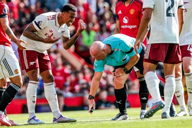 Premier League Manchester United, ManU v Arsenal Gabriel Magalhaes of Arsenal speaks to Referee Simon Hooper during the Premier League match Manchester United vs Arsenal at Old Trafford, Manchester, United Kingdom, 17th August 2025 (Photo by Mark Cosgrove News Images) Manchester Old Trafford Greater Manchester United Kingdom Copyright: xMarkxCosgrove NewsxImagesx