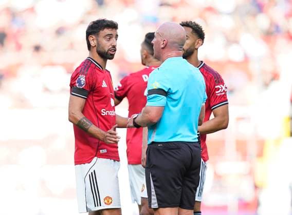 Manchester, England, 17th August 2025. Bruno Fernandes of Manchester United, ManU complains to referee Simon Hooper during the Manchester United vs Arsenal Premier League match at Old Trafford, Manchester. Picture credit should read: Andrew Yates Sportimage EDITORIAL USE ONLY. No use with unauthorised audio, video, data, fixture lists, club league logos or live services. Online in-match use limited to 120 images, no video emulation. No use in betting, games or single club league player publications. SPI_027_AY_ManUtd_Arsenal SPI-4072-0043