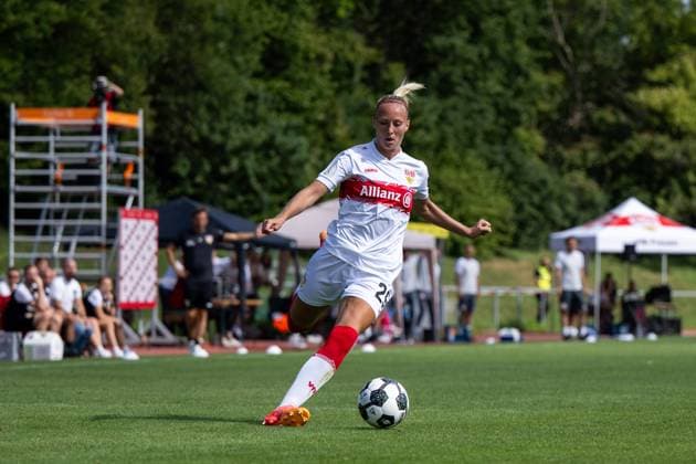 Meike Meßmer (VfB Stuttgart, 29) am Ball, GER, VfB Stuttgart vs 1. FSV Mainz 05, Fussball Frauen DFB Pokal, Playoff, Saison 2025 2026, 17.08.2025 GER, VfB Stuttgart vs 1. FSV Mainz 05, Fussball Frauen DFB Pokal, Playoff, Saison 2025 2026, 17.08.2025 Bad Cannstatt Copyright: xEibner-Pressefoto Memmlerx EP_MMR