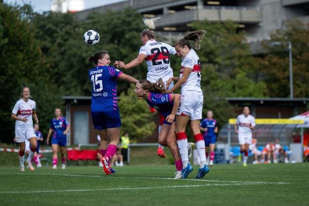Meike Meßmer (VfB Stuttgart, 29), Jana Spengler (VfB Stuttgart, 18) im Zweikampf mit Anna Lotte Donner (FSV Mainz 05, 15), GER, VfB Stuttgart vs 1. FSV Mainz 05, Fussball Frauen DFB Pokal, Playoff, Saison 2025 2026, 17.08.2025 GER, VfB Stuttgart vs 1. FSV Mainz 05, Fussball Frauen DFB Pokal, Playoff, Saison 2025 2026, 17.08.2025 Bad Cannstatt Copyright: xEibner-Pressefoto Memmlerx EP_MMR