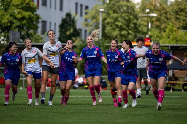 Chiara Bouziane (FSV Mainz 05, 10) und Team jubeln ueber den Sieg, GER, VfB Stuttgart vs 1. FSV Mainz 05, Fussball Frauen DFB Pokal, Playoff, Saison 2025 2026, 17.08.2025 GER, VfB Stuttgart vs 1. FSV Mainz 05, Fussball Frauen DFB Pokal, Playoff, Saison 2025 2026, 17.08.2025 Bad Cannstatt Copyright: xEibner-Pressefoto Memmlerx EP_MMR