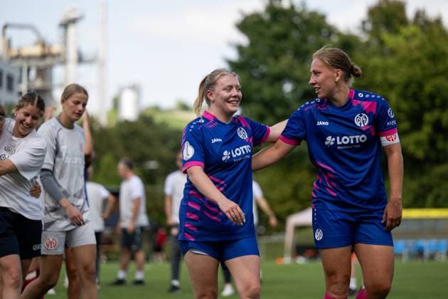 Heidrun Sigurdardottir (FSV Mainz 05, 08), Johanna Berg (FSV Mainz 05, 09) jubeln ueber den Sieg, GER, VfB Stuttgart vs 1. FSV Mainz 05, Fussball Frauen DFB Pokal, Playoff, Saison 2025 2026, 17.08.2025 GER, VfB Stuttgart vs 1. FSV Mainz 05, Fussball Frauen DFB Pokal, Playoff, Saison 2025 2026, 17.08.2025 Bad Cannstatt Copyright: xEibner-Pressefoto Memmlerx EP_MMR