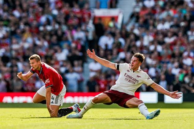 Premier League Manchester United, ManU v Arsenal Viktor Gyokeres of Arsenal is challenged by Matthijs de Ligt of Manchester United during the Premier League match Manchester United vs Arsenal at Old Trafford, Manchester, United Kingdom, 17th August 2025 (Photo by Mark Cosgrove News Images) Manchester Old Trafford Greater Manchester United Kingdom Copyright: xMarkxCosgrove NewsxImagesx