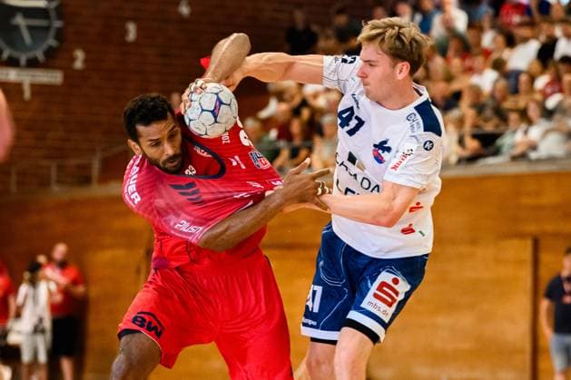 Bietigheim: HBL - 25 26 - DHB-Pokal - SG BBM Bietigheim - VfL Potsdam v. li. im Zweikampf Djibril M™Bengue (Bietigheim), Dustin Kraus (Potsdam) Bietigheim-Bissingen Halle am Viadukt Baden-Württemberg Deutschland