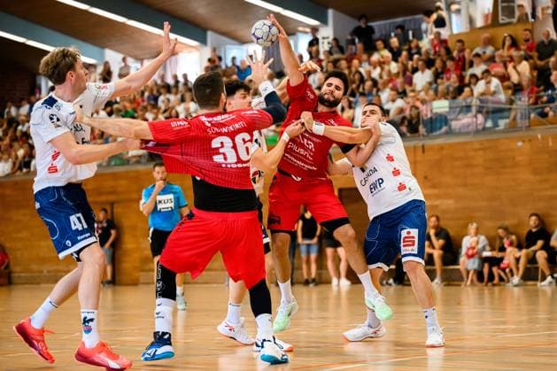 Bietigheim: HBL - 25 26 - DHB-Pokal - SG BBM Bietigheim - VfL Potsdam Juan de la Pena (Bietigheim) mit dem Pass auf Jonathan Fischer (Bietigheim) Bietigheim-Bissingen Halle am Viadukt Baden-Württemberg Deutschland