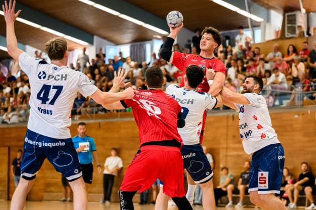 Bietigheim: HBL - 25 26 - DHB-Pokal - SG BBM Bietigheim - VfL Potsdam v.li. Dustin Kraus (Potsdam), Jonathan Fischer (Bietigheim), Davide Bulzamini (Potsdam), Fynn Nicolaus (Bietigheim) Bietigheim-Bissingen Halle am Viadukt Baden-Württemberg Deutschland