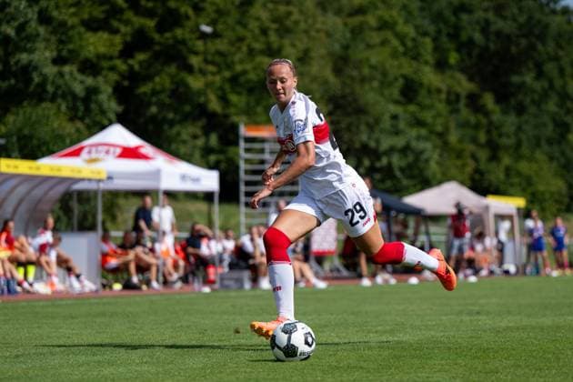Meike Meßmer (VfB Stuttgart, 29) am Ball, GER, VfB Stuttgart vs 1. FSV Mainz 05, Fussball Frauen DFB Pokal, Playoff, Saison 2025 2026, 17.08.2025 GER, VfB Stuttgart vs 1. FSV Mainz 05, Fussball Frauen DFB Pokal, Playoff, Saison 2025 2026, 17.08.2025 Bad Cannstatt Copyright: xEibner-Pressefoto Memmlerx EP_MMR