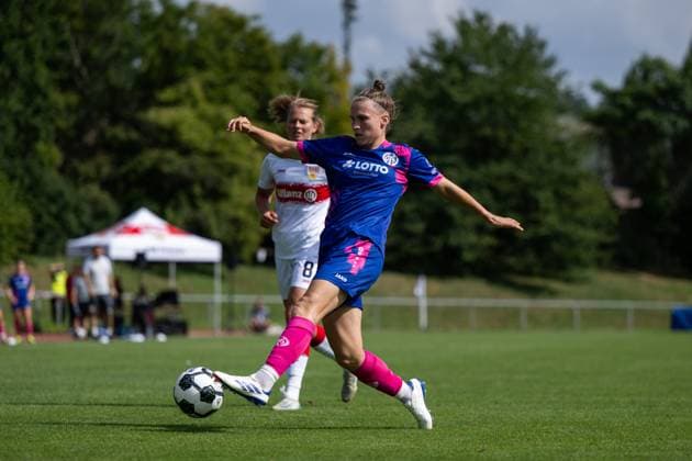 Nadine Anstatt (FSV Mainz 05, 27) am Ball, dahinter Maximiliane Rall (VfB Stuttgart, 08), GER, VfB Stuttgart vs 1. FSV Mainz 05, Fussball Frauen DFB Pokal, Playoff, Saison 2025 2026, 17.08.2025 GER, VfB Stuttgart vs 1. FSV Mainz 05, Fussball Frauen DFB Pokal, Playoff, Saison 2025 2026, 17.08.2025 Bad Cannstatt Copyright: xEibner-Pressefoto Memmlerx EP_MMR