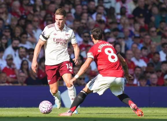 Manchester, England, 17th August 2025. Viktor Gyokeres of Arsenal faces up to Bruno Fernandes of Manchester United, ManU during the Manchester United vs Arsenal Premier League match at Old Trafford, Manchester. Picture credit should read: Andrew Yates Sportimage EDITORIAL USE ONLY. No use with unauthorised audio, video, data, fixture lists, club league logos or live services. Online in-match use limited to 120 images, no video emulation. No use in betting, games or single club league player publications. SPI_030_AY_ManUtd_Arsenal SPI-4072-0045