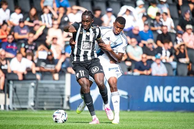 FOOTBALL : SCO Angers vs Paris FC - Ligue 1 - JournÃ e 1 - 17 08 2025 Sidiki Cherif (ANGERS SCO) Lohann Doucet (Paris FC) AngersFrance  Copyright: xBaptistexAutissierx