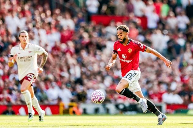 Premier League Manchester United, ManU v Arsenal Matheus Cunha of Manchester United runs with the ball during the Premier League match Manchester United vs Arsenal at Old Trafford, Manchester, United Kingdom, 17th August 2025 (Photo by Mark Cosgrove News Images) Manchester Old Trafford Greater Manchester United Kingdom Copyright: xMarkxCosgrove NewsxImagesx