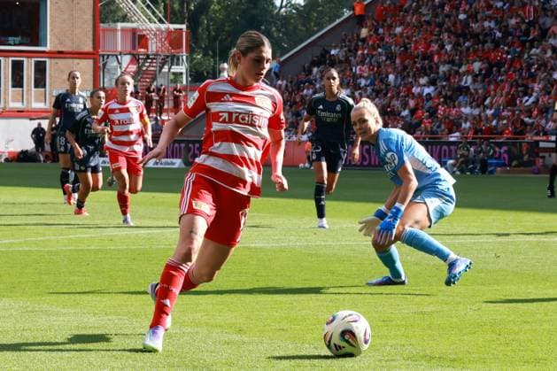 DEU, 2.BL, Frauen, 1.FC Union vs. Real Madrid, 17.08.2025, Stadion Alte Foersterei, Berlin, DEU, 2.BL, Frauen, 1.FC Union vs. Real Madrid, im Bild: Eileen Campbell (1.FC Union Berlin 10), Frohms Merle (Real Madrid 13) DFL - regulations prohibit any use of Photographs as image sequences and or quasi-video