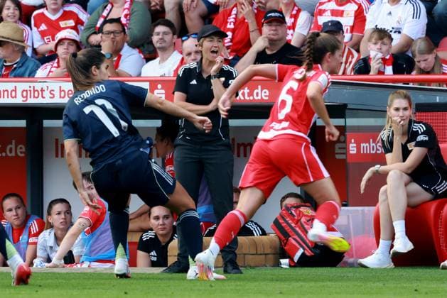 DEU, 2.BL, Frauen, 1.FC Union vs. Real Madrid, 17.08.2025, Stadion Alte Foersterei, Berlin, DEU, 2.BL, Frauen, 1.FC Union vs. Real Madrid, im Bild: Cheftrainerin Ailien Poese (1.FC Union Berlin), Celine Frank (1.FC Union Berlin 6), Redondo Alba (Real Madrid 11) DFL - regulations prohibit any use of Photographs as image sequences and or quasi-video