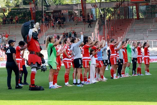 DEU, 2.BL, Frauen, 1.FC Union vs. Real Madrid, 17.08.2025, Stadion Alte Foersterei, Berlin, DEU, 2.BL, Frauen, 1.FC Union vs. Real Madrid, im Bild: Union-Spielerinnenkreis DFL - regulations prohibit any use of Photographs as image sequences and or quasi-video