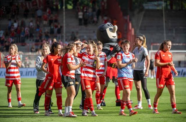 Fußball, Frauen, Testspiel, Saison 2025 2026, 1. FC Union Berlin - Real Madrid, Union-Jubel nach dem Abpfiff, in der Mitte Oliver Burke (1. FC Union Berlin), 17.08. 2025, Copyright: xMatthiasxKochx