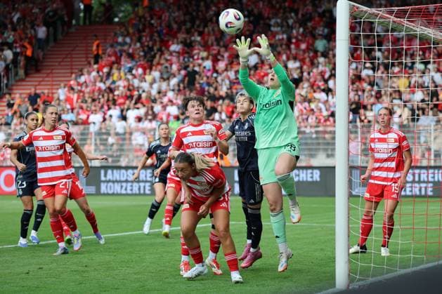 1. Bundesliga Frauen (Testspiel) : Union Berlin - Real Madrid Torwart Nadine Böhi (Union Berlin 28) hält sichert einen Torschuss, während der Begegnung in der 1. Bundesliga Frauen (Testspiel) : Union Berlin - Real Madrid in Berlin, Stadion An der alten Försterei , am 17.08.2025. DFB regulations prohibit any use of photographs as image sequences and or quasi video. Copyright: xBEAUTIFULxSPORTS Frankex