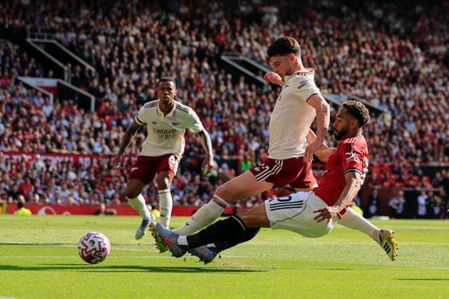 Manchester United, ManU v Arsenal Premier League 17 08 2025. Declan Rice (41) of Arsenal and Matheus Cunha (10) of Manchester United challenge for the ball during the Premier League match between Manchester United and Arsenal at Old Trafford, Manchester, England on 17 August 2025. Manchester Old Trafford Greater Manchester England Editorial use only DataCo restrictions apply See www.football-dataco.com , Copyright: xConorxMolloyx PSI-22618-0044