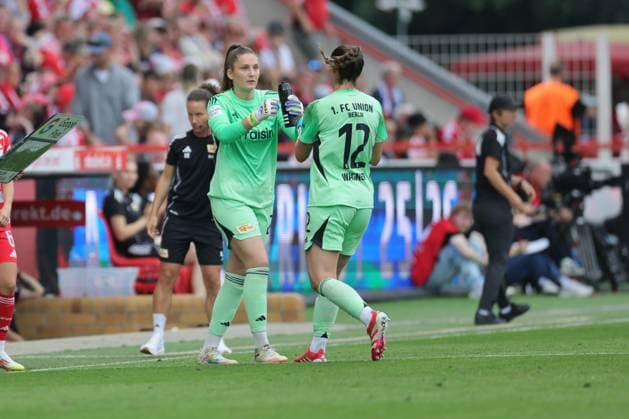 1. Bundesliga Frauen (Testspiel) : Union Berlin - Real Madrid Wechsel, Auswechselung Torwart Melanie Wagner (Union Berlin 12) wird ausgewechselt gegen Torwart Nadine Böhi (Union Berlin 28), während der Begegnung in der 1. Bundesliga Frauen (Testspiel) : Union Berlin - Real Madrid in Berlin, Stadion An der alten Försterei , am 17.08.2025. DFB regulations prohibit any use of photographs as image sequences and or quasi video. Copyright: xBEAUTIFULxSPORTS Frankex