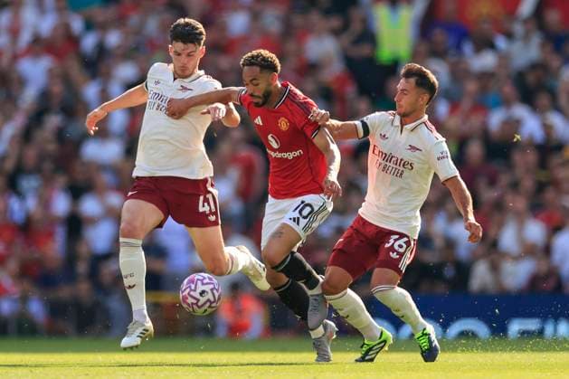 Manchester United, ManU v Arsenal Premier League 17 08 2025. Matheus Cunha (10) of Manchester United runs between Declan Rice (41) and Martin Zubimendi (36) of Arsenal during the Premier League match between Manchester United and Arsenal at Old Trafford, Manchester, England on 17 August 2025. Manchester Old Trafford Greater Manchester England Editorial use only DataCo restrictions apply See www.football-dataco.com , Copyright: xConorxMolloyx PSI-22618-0047