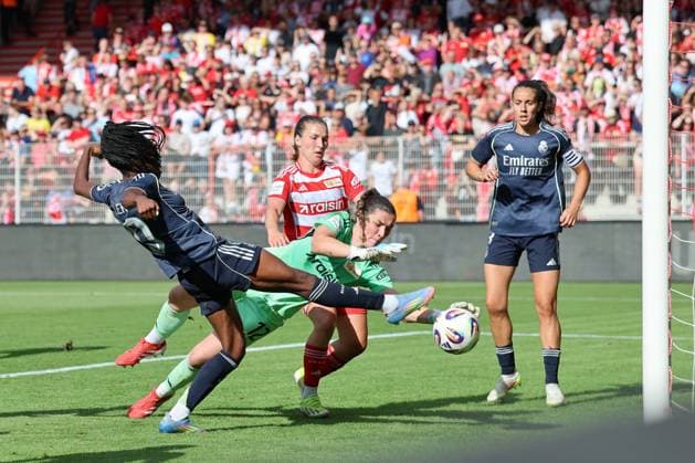 1. Bundesliga Frauen (Testspiel) : Union Berlin - Real Madrid Torwart Melanie Wagner (Union Berlin 12) hält sichert einen beim Torschuss von Naomie Feller (Real Madrid 20), während der Begegnung in der 1. Bundesliga Frauen (Testspiel) : Union Berlin - Real Madrid in Berlin, Stadion An der alten Försterei , am 17.08.2025. DFB regulations prohibit any use of photographs as image sequences and or quasi video. Copyright: xBEAUTIFULxSPORTS Frankex