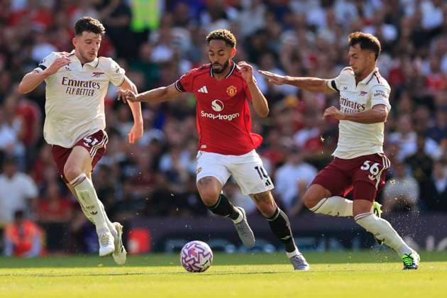 Manchester United, ManU v Arsenal Premier League 17 08 2025. Matheus Cunha (10) of Manchester United runs between Declan Rice (41) and Martin Zubimendi (36) of Arsenal during the Premier League match between Manchester United and Arsenal at Old Trafford, Manchester, England on 17 August 2025. Manchester Old Trafford Greater Manchester England Editorial use only DataCo restrictions apply See www.football-dataco.com , Copyright: xConorxMolloyx PSI-22618-0048