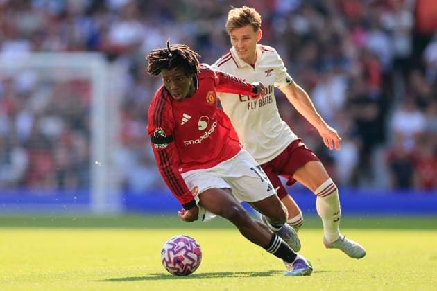 Manchester United, ManU v Arsenal Premier League 17 08 2025. Patrick Dorgu (13) of Manchester United turns with the ball during the Premier League match between Manchester United and Arsenal at Old Trafford, Manchester, England on 17 August 2025. Manchester Old Trafford Greater Manchester England Editorial use only DataCo restrictions apply See www.football-dataco.com , Copyright: xConorxMolloyx PSI-22618-0049