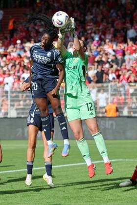 1. Bundesliga Frauen (Testspiel) : Union Berlin - Real Madrid Torwart Melanie Wagner (Union Berlin 12) hält sichert den Ball vor Naomie Feller (Real Madrid 20), während der Begegnung in der 1. Bundesliga Frauen (Testspiel) : Union Berlin - Real Madrid in Berlin, Stadion An der alten Försterei , am 17.08.2025. DFB regulations prohibit any use of photographs as image sequences and or quasi video. Copyright: xBEAUTIFULxSPORTS Frankex
