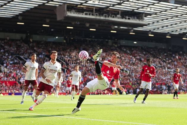 Football - Premier League - Manchester United, ManU v Arsenal 17th August 2025 - Premier League - Manchester United v Arsenal - Mason Mount of Manchester United tries an acrobatic shot under pressure from Ben White of Arsenal - Photo: Simon Stacpoole Offside. Manchester UK Copyright: xSimonxStacpoolexOffside