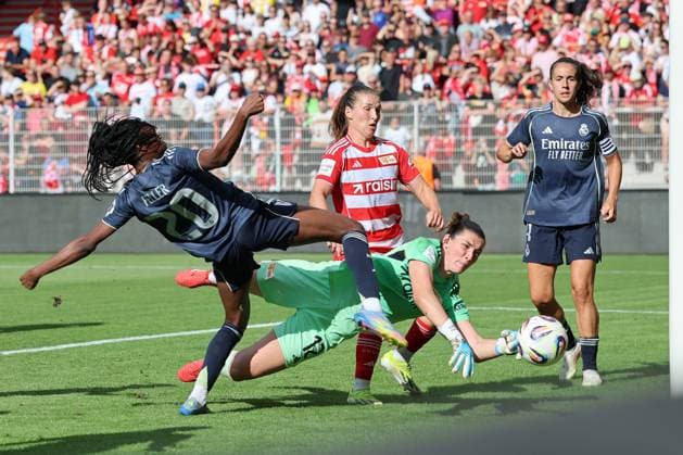 1. Bundesliga Frauen (Testspiel) : Union Berlin - Real Madrid Torwart Melanie Wagner (Union Berlin 12) hält sichert einen beim Torschuss von Naomie Feller (Real Madrid 20), während der Begegnung in der 1. Bundesliga Frauen (Testspiel) : Union Berlin - Real Madrid in Berlin, Stadion An der alten Försterei , am 17.08.2025. DFB regulations prohibit any use of photographs as image sequences and or quasi video. Copyright: xBEAUTIFULxSPORTS Frankex