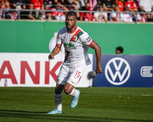 Fußball I Herren I Saison 2025-2026 I DFB-Pokal I Hallescher FC - FC Augsburg I 17.08.2025 Steve Mounie (15, FC Augsburg) Freisteller, Nahaufnahme, Porträt, Portrait, Einzelfoto, Einzelbild, Körper Halle (Saale) Leuna-Chemie-Stadion Sachsen-Anhalt Deutschland Copyright: xLobeca InesxHähnelx