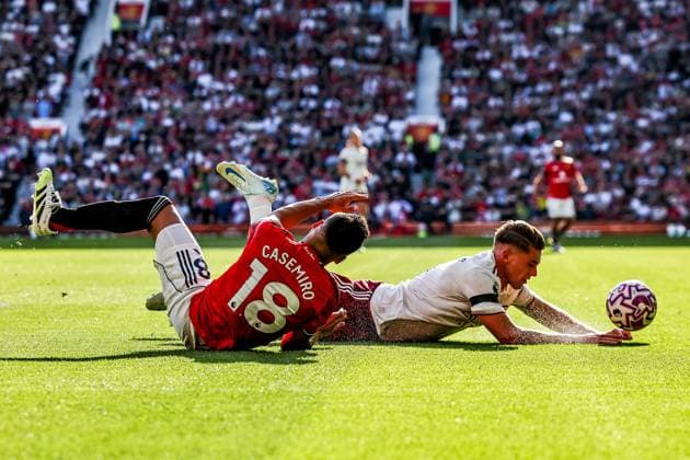 Premier League Manchester United, ManU v Arsenal Casemiro of Manchester United is challenged by Viktor Gyokeres of Arsenal during the Premier League match Manchester United vs Arsenal at Old Trafford, Manchester, United Kingdom, 17th August 2025 (Photo by Mark Cosgrove News Images) Manchester Old Trafford Greater Manchester United Kingdom Copyright: xMarkxCosgrove NewsxImagesx