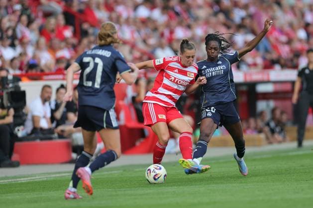 1. Bundesliga Frauen (Testspiel) : Union Berlin - Real Madrid Anna Weiß (Union Berlin 21) im Zweikampf mit Naomie Feller (Real Madrid 20), links Sara Holmgaard (Real Madrid 21), während der Begegnung in der 1. Bundesliga Frauen (Testspiel) : Union Berlin - Real Madrid in Berlin, Stadion An der alten Försterei , am 17.08.2025. DFB regulations prohibit any use of photographs as image sequences and or quasi video. Copyright: xBEAUTIFULxSPORTS Frankex