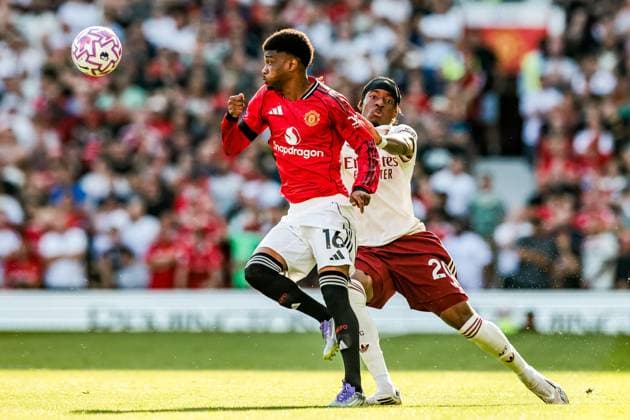 Premier League Manchester United, ManU v Arsenal Noni Madueke of Arsenal battles for the ball with Amad Diallo of Manchester United during the Premier League match Manchester United vs Arsenal at Old Trafford, Manchester, United Kingdom, 17th August 2025 (Photo by Mark Cosgrove News Images) Manchester Old Trafford Greater Manchester United Kingdom Copyright: xMarkxCosgrove NewsxImagesx