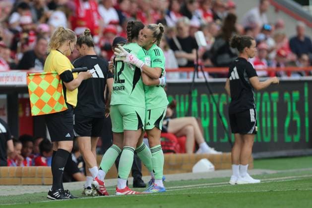 1. Bundesliga Frauen (Testspiel) : Union Berlin - Real Madrid Torwartwechsel, Torwartin Cara Bösl (Union Berlin 1) verlässt den Platz und wird ersetzt durch Torwart Melanie Wagner (Union Berlin 12), während der Begegnung in der 1. Bundesliga Frauen (Testspiel) : Union Berlin - Real Madrid in Berlin, Stadion An der alten Försterei , am 17.08.2025. DFB regulations prohibit any use of photographs as image sequences and or quasi video. Copyright: xBEAUTIFULxSPORTS Frankex