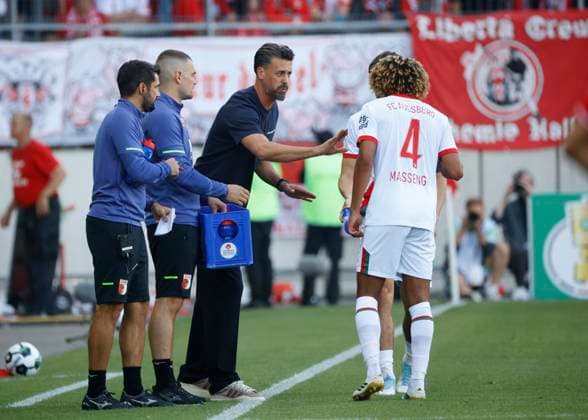 170825 Halle Saale Sachsen Anhalt Leuna Chemie Stadion Fußball Hallescher FC Halle HFC Regionalliga Nordost 4. Liga Männer Saison 2025 2026 1. Runde DFB Pokal Pokalspiel Hallescher FC - FC Augsburg Sandro Wagner Trainer (FC Augsburg) Han-Noah Massengo (FC Augsburg)