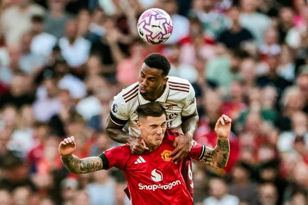 Premier League Manchester United, ManU v Arsenal Gabriel Magalhaes of Arsenal battles for the ball with Benjamin Sesko of Manchester United during the Premier League match Manchester United vs Arsenal at Old Trafford, Manchester, United Kingdom, 17th August 2025 (Photo by Mark Cosgrove News Images) Manchester Old Trafford Greater Manchester United Kingdom Copyright: xMarkxCosgrove NewsxImagesx