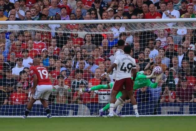 Manchester United, ManU v Arsenal Premier League 17 08 2025. David Raya (1) of Arsenal saves a header from Bryan Mbeumo (19) of Manchester United during the Premier League match between Manchester United and Arsenal at Old Trafford, Manchester, England on 17 August 2025. Manchester Old Trafford Greater Manchester England Editorial use only DataCo restrictions apply See www.football-dataco.com , Copyright: xConorxMolloyx PSI-22618-0054