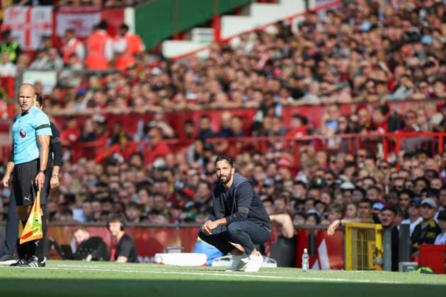 Manchester United, ManU FC v Arsenal FC, English Premier League Manchester United Manager Head Coach Ruben Amorim crouches down during the Manchester United FC v Arsenal FC English Premier League match at Old Trafford, Manchester, England, United Kingdom on 17 August 2025 Credit: Phil Duncan Every Second Media Editorial use only. All images are copyright Every Second Media Limited. No images may be reproduced without prior permission. All rights reserved. Premier League and Football League images are subject to licensing agreements with Football DataCo Limited. see https: www.football-dataco.com Copyright: xIMAGO EveryxSecondxMediax ESM-1556-0029 PhilxDuncanx xEveryxSecondxMediax