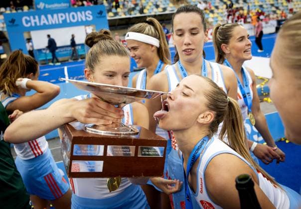 MONCHENGLADBACH - The Dutch women s hockey team on the podium after their victory over Germany in the final between the Netherlands and Germany at the European Hockey Championship in the HockeyPark stadium. ANP SEM VAN DER WAL xVIxANPxSportx xxANPxIVx 533574347 originalFilename: 533574347.jpg