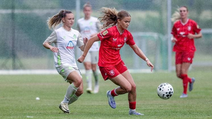 v.li.: Michelle Weiß (SV Werder Bremen, 15) und Sophie Proost (FC Twente Enschede, 20) im Zweikampf, Duell, Dynamik, Aktion, Action, Spielszene, 17.08.2025, Bramsche (Deutschland), Fussball, Testspiel Frauen, SV Werder Bremen - FC Twente Enschede